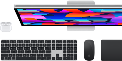 Auswahl an Zubehör und Geräten, darunter AirPods, Magic Keyboard mit Touch ID, Magic Mouse, Magic Trackpad, Studio Display