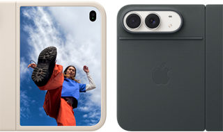iPhone Duo, Farbe Sternenweiß in Silikon Case in Sand, Querformat, vollständig geöffnet, Dual Fusion Kameras oben links, das Case bedeckt die Rückseite und den äußeren Rand des Displays, die rechte Seite zeigt das Porträt einer Person auf dem äußeren Display. iPhone Duo, Farbe Sternenweiß, aufgestellt mit dem Folio mit Standfuß in Navyblau, vollständig geöffnet im Querformat, Rückseite mit den 48 MP Dual Fusion Rückkameras, zwei Objektive
